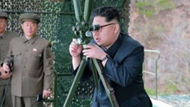 Kim Jong-un, saat mengawasi uji coba misil Korea Utara.