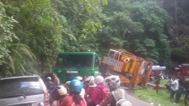 Truk tronton terjerembab di Jalan Gunung atau Jalan Liku 9, kabupaten Bengkulu Tengah.