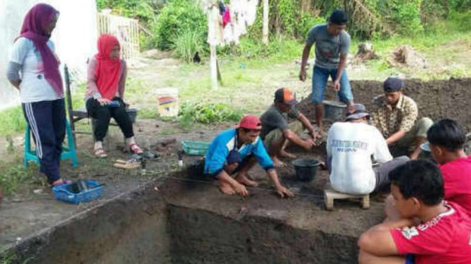 Tim arkeolog sedang melakukan ekskavasi situs kuno yang diperkirakan dari abad ke-12 yang ditemukan di Kota Medan Sumatera Utara, Kamis, (28/4/2016).