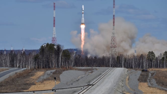 Rusia meluncurkan roket Soyuz 2.1A. AS juga  meluncurkan sistem pertahanan rudal di Rumania, Kamis, 12 Mei 2016.
