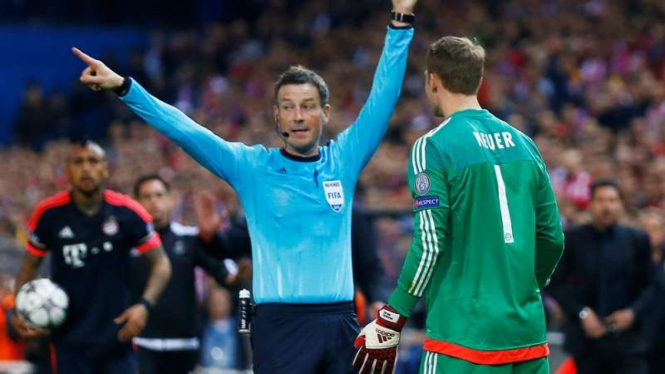 Wasit Mark Clattenburg (tengah) saat memimpin duel Liga Champions