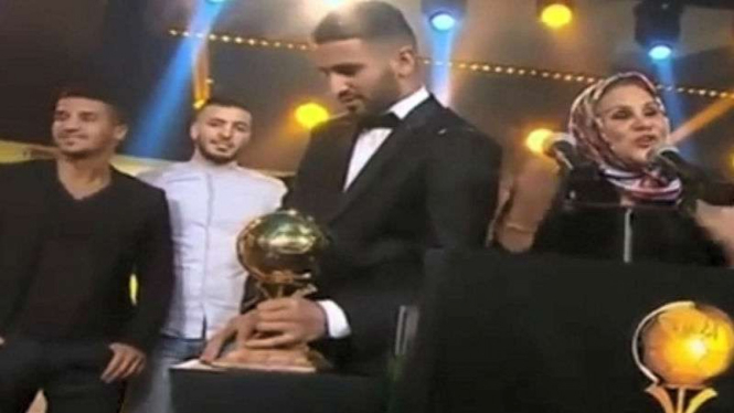 Riyad Mahrez dan ibunya saat menerima penghargaan pemain terbaik Premier League