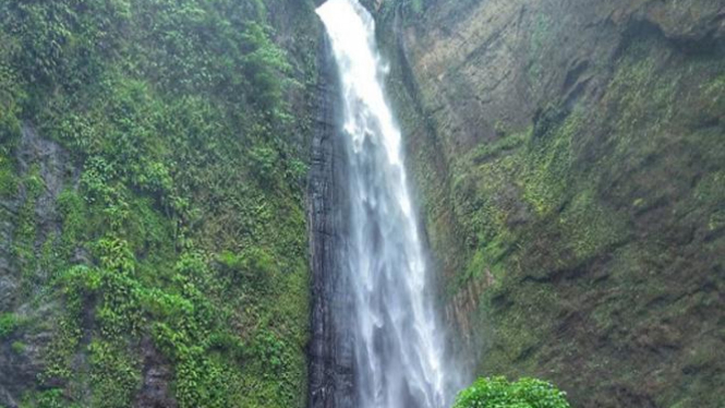 Air Terjun Kabut Pelangi Keindahan Nyata Alam Lumajang