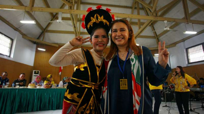  Terpidana mati asal Filipina, Mary Jane Fiesta Veloso bersama anggota Kongres Wanita Indonesia (Kowani) di Lembaga Pemasyarakatan Kelas IIA Yogyakarta, Jumat (29/4/2016)