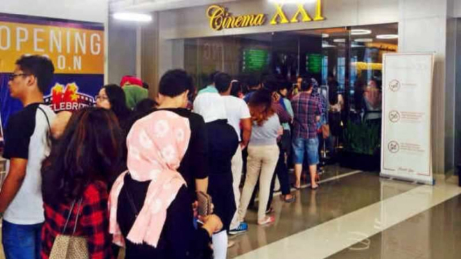 Antrean Pembelian Tiket AADC 2 di Medan