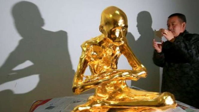 Mumi biksu Fu Hou dilapisi emas