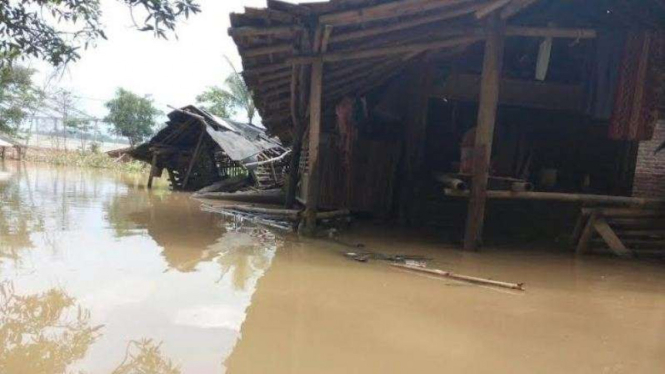 Luapan air Sungai Cimanceuri rendam rumah warga