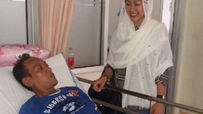 Hasnaeni Moein mengunjungi pasien di rumah sakit Persahabatan
