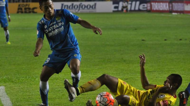 Pemain Persib Bandung, Samsul Arif, melawan Sriwijaya FC