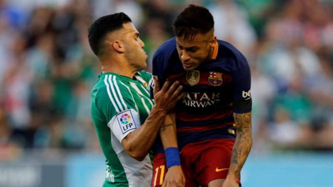 Pemain Barcelona, Neymar, dihadang pemain Real Betis