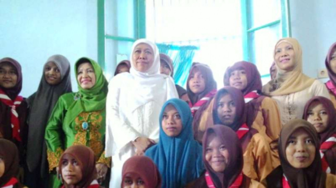 Khofifah Indar Parawansa (baju putih)