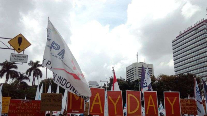 Aksi buruh memperingati Hari Buruh Sedunia di Jakarta, Minggu (1/5/2016)
