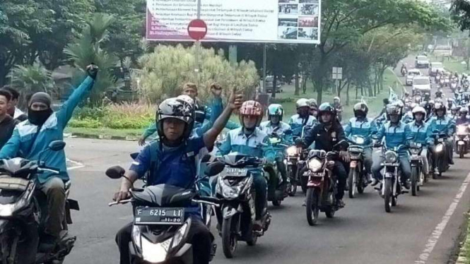 Buruh Tangerang bertolak menuju Jakarta, Minggu, 1 Mei 2016.