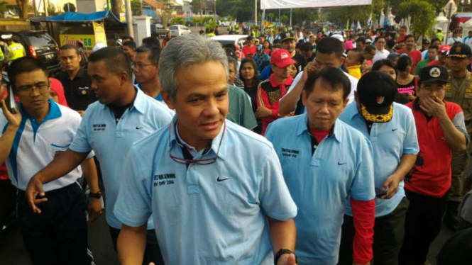 Gubernur Jawa Tengah Ganjar Pranowo dalam jalan sehat bersama ribuan buruh di daerah itu, Minggu (1/5/2016)