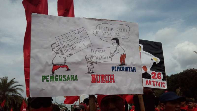 Buruh berdemo di depan Istana Merdeka