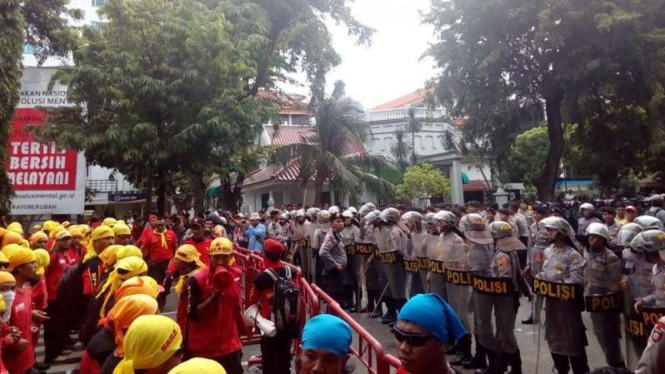 Ketegangan antara polisi dan buruh di depan Kantor Kementerian PMK.