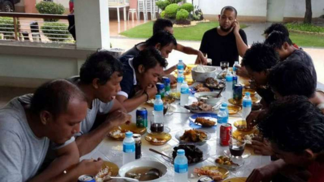  Sepuluh warga negara Indonesia yang dibebaskan kelompok Abu Sayyaf saat sedang menikmati jamuan makan di rumah Gubernur Sulu Filipina, Minggu (1/5/2016).