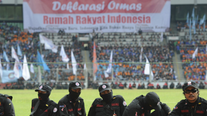 Ribuan buruh dari berbagai aliansi mengikuti puncak peringatan Hari Buruh Internasional di Stadion Utama Gelora Bung Karno, Senayan, Jakarta, Minggu (1/5/2016). 