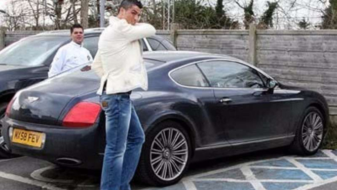 Ronaldo bersama Bentley yang tengah dijualnya.