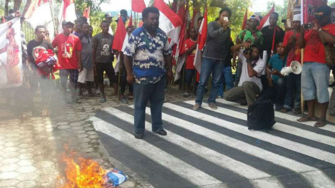 Bendera Bintang Kejora simbol OPM dibakar Massa