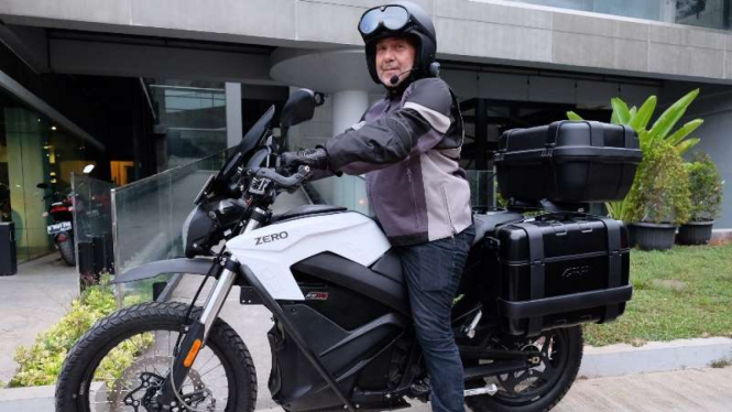 Alain bersama motor listrik yang akan digunakan keliling Indonesia.