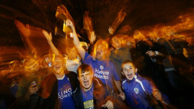 Kegembiraan fans setelah Leicester City dipastikan juara Premier League.