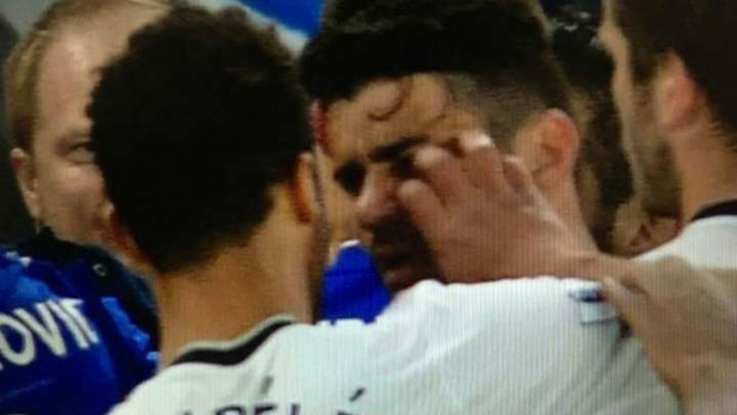 Bintang Spurs Mousa Dembele mencakar wajah striker Chelsea Diego Costa