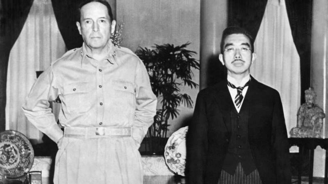 Jenderal Douglas MacArthur dan Kaisar Hirohito