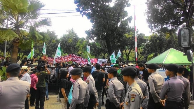 Unjuk rasa di Balai Kota Jakarta, Selasa, 3 Mei 2016.