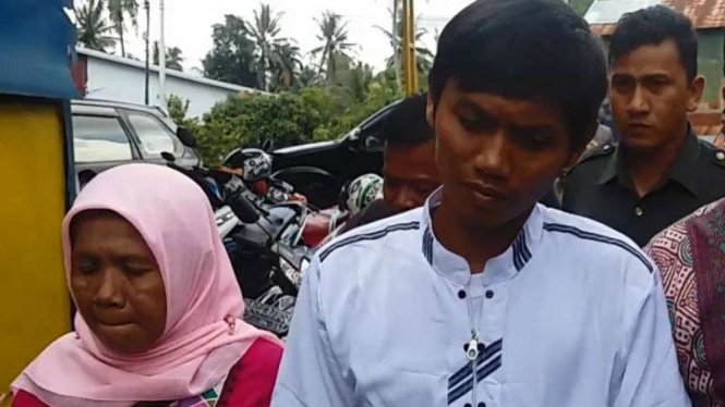 Wendi Rakhadian (kanan), seorang dari sepuluh warga Indonesia mantan sandera kelompok Abu Sayyaf, bersama ibunya di Padang, pada Selasa, 3 Mei 2016.