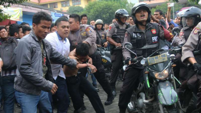 Roymardo S, pelaku pembunuhan dosen di UMSU Medan saat diamankan dari amuk massa, Senin (2/5/2016)