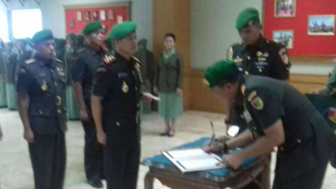 Pangdam VII Wirabuana, Mayor Jenderal TNI Agus Surya Bakti memimpin upacara serah-terima jabatan Dandim Makassar pada Selasa, 3 Mei 2016.