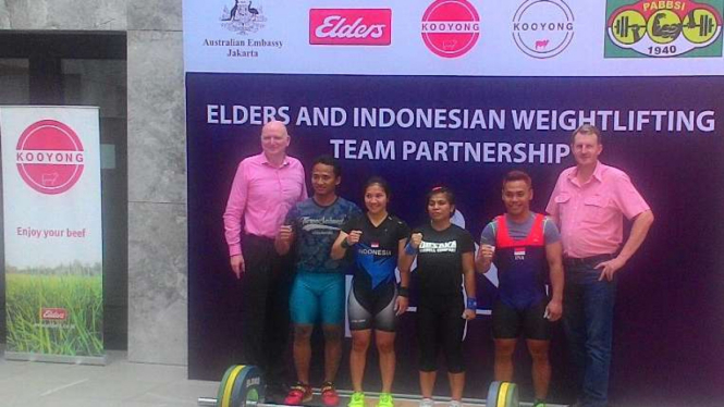 Dubes Australia, Paul Grigson (Kiri) dan atlet angkat besi Indonesia