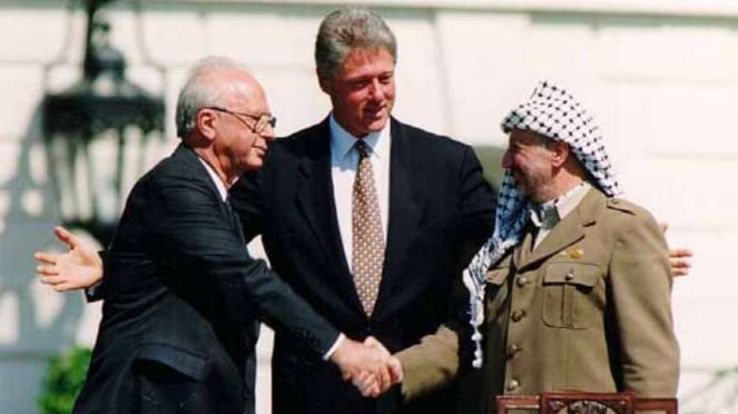 (kiri-kanan): Perdana Menteri Israel Yitzhak Rabin, Bill Clinton dan Yasser Arafat