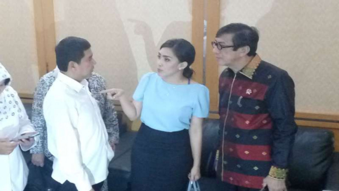 Dua menteri Jokowi didemo