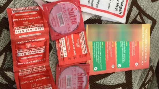 Kondom gambar pria sesama jenis dibagikan secara gratis ke warga Depok
