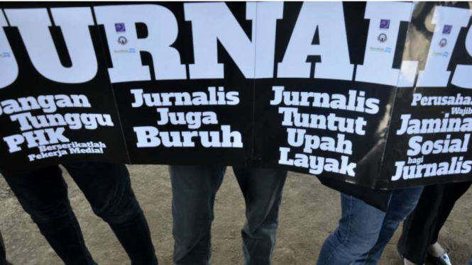  Sejumlah jurnalis memegang poster saat aksi memperingati Hari Kebebasan Pers se-Dunia di bawah jembatan layang Makassar, Sulawesi Selatan, Selasa (3/5/2016).
