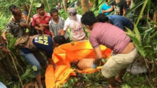 Polisi mengevakuasi jenazah Yuyun (14), di Kabupaten Rejang Lebong, Bengkulu