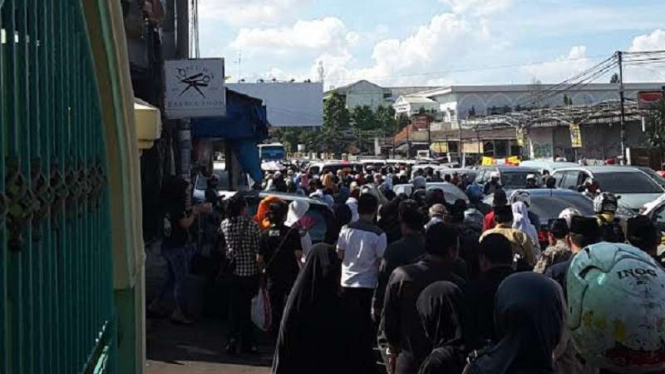 Kemacetan di Jalan Jatiwaringin saat jenazah Tutty Alawiyah disalatkan.