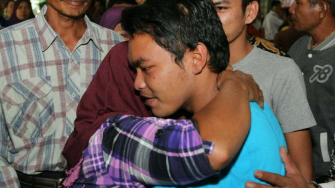 Bayu Oktavianto, satu di antara sepuluh mantan sandera kelompok militan Abu Sayyaf, dipeluk kerabatnya setelah dibebaskan dan tiba di rumahnya di Klaten, Jawa Tengah, pada Selasa, 3 Mei 2016.