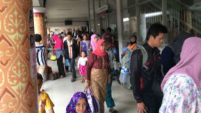 Aktivitas di Stasiun Besar Kereta Api Medan  