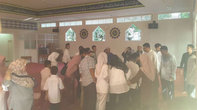 Para pelayat yang datang saat pemakaman Tutty Alawiyah