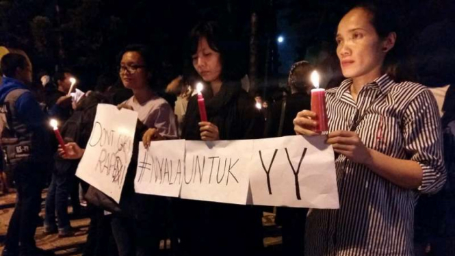 Aksi menyalakan lilin, sebagai bentuk solidaritas warga Bandung.