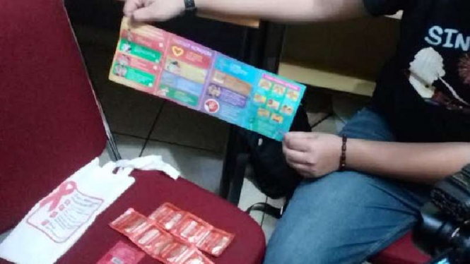 Anggota Komisi D DPRD Kota Depok, Pradana menunjukkan kondom, leaflet gay