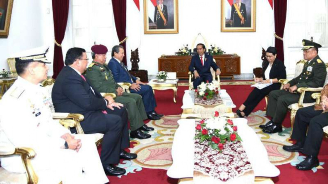 Presiden Joko Widodo menerima Menteri Luar Negeri dan Panglima Angkatan Bersenjata Malaysia dan Filipina di Istana Negara Yogyakarta, Kamis, 5 Mei 2016