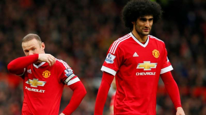 Pemain Manchester United, Wayne Rooney (kiri) dan Marouane Fellaini (kanan).