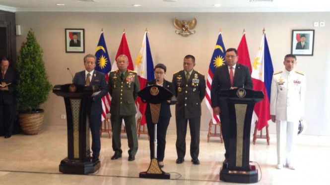 Menteri Luar Negeri, Retno Marsudi (ketiga dari kiri), menyampaikan hasil pertemuan dengan Menteri Luar Negeri dan Panglima Angkatan Bersenjata Malaysia dan Filipina di Yogyakarta pada Kamis, 5 Mei 2016.