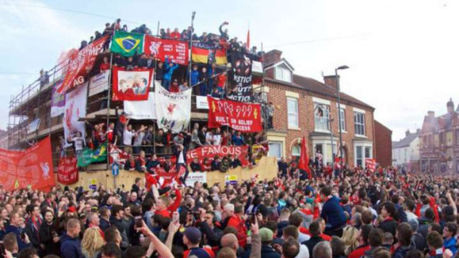 Kerumunan Kopites (suporter Liverpool) di Anfield.