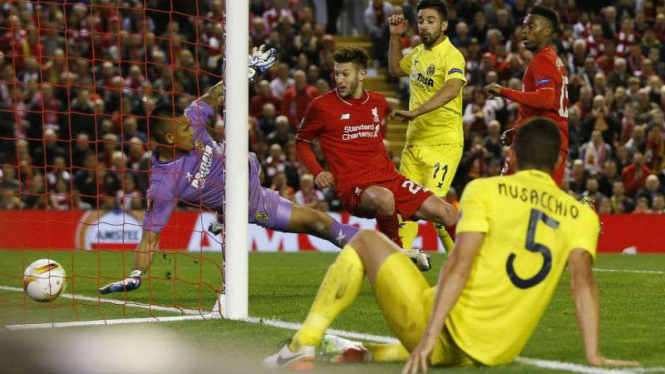 Adam Lallana mencetak gol ketiga Liverpool ke gawang Villarreal