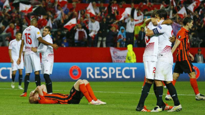 Pemain Sevilla merayakan kemenangan atas Shakhtar Donetsk